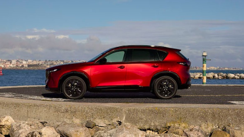 2026 Mazda CX-5 Perfil estacionado cerca del océano