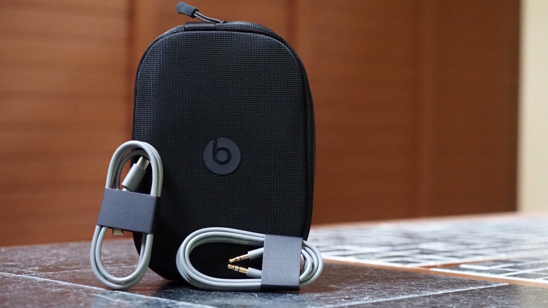 Estojo de transporte e cabos Beats Studio Pro