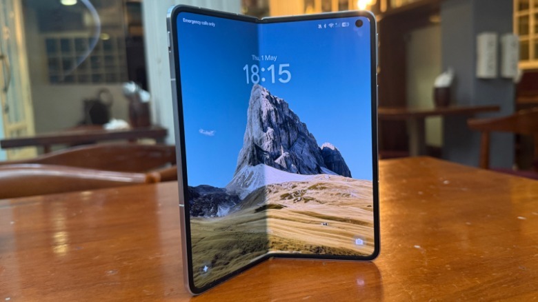 Half open Oppo Find N5.