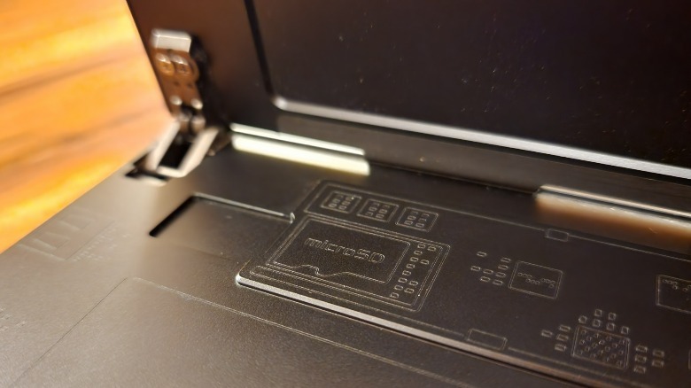Micro SD card slot on the Asus ROG Flow Z13.