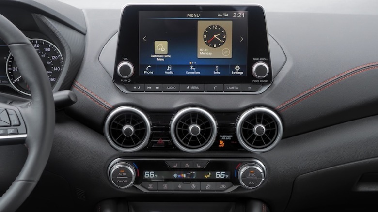 2025 Controles de información y entretenimiento del tablero de Nissan Sentra