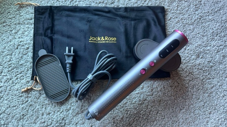The Jack & Rose travel steamer comes with a travel bag and heat-resistant plate