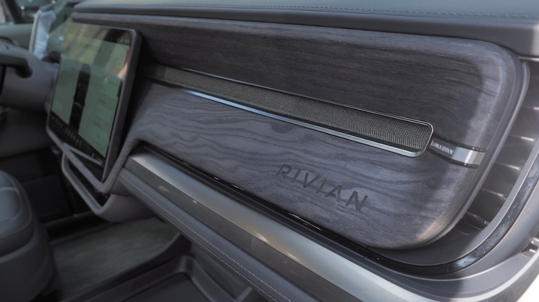 Guarnição do painel Rivian