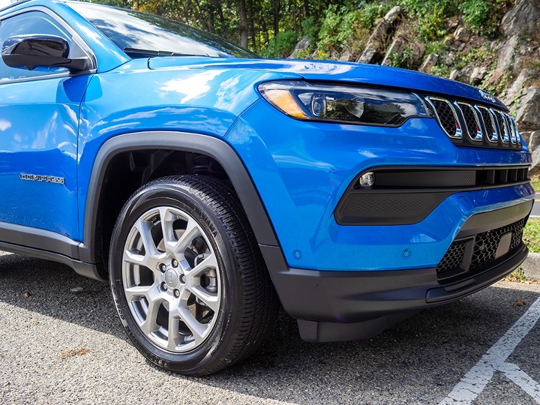 2023 Jeep Compass Latitude Lux Front End