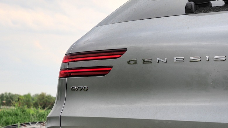 Extremidade traseira do emblema Genesis GV70