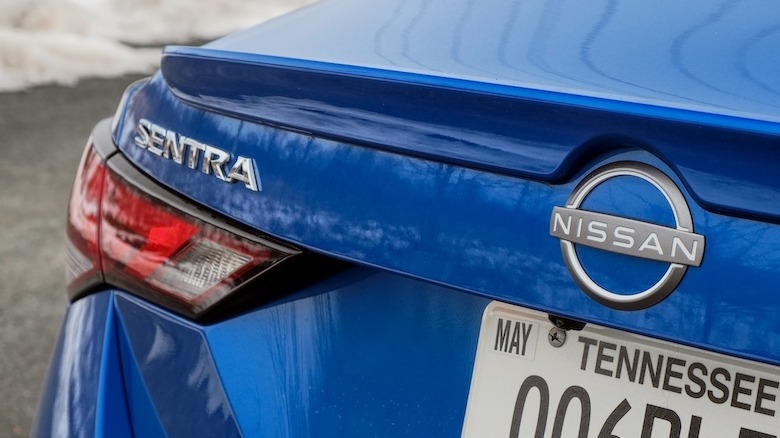 2025 Insignias traseras de Nissan Sentra