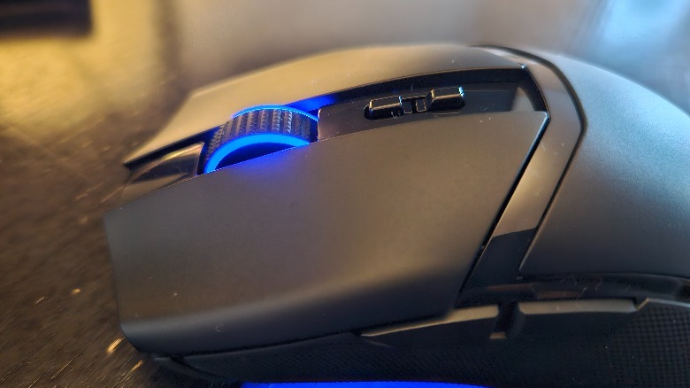 Tombol atas Razer Cobra Pro