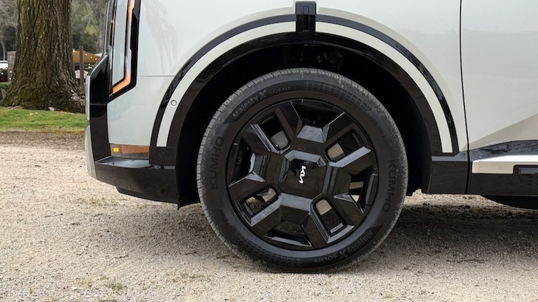 2027 Kia Telluride front wheel