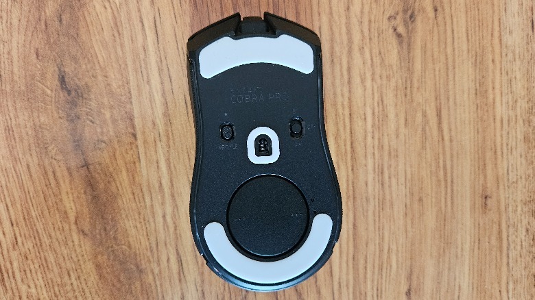 Parte inferior do mouse Razer Cobra Pro