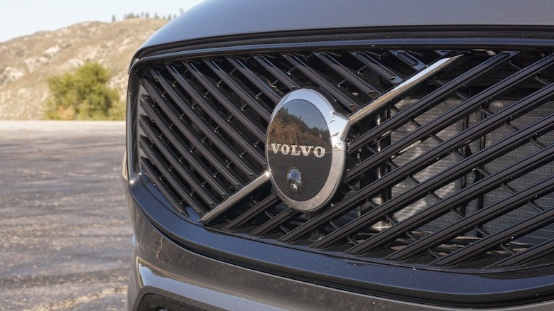 2026 Volvo XC60 B5 front grille
