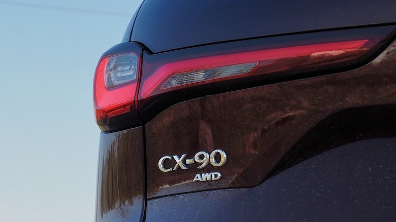 Traseira do emblema CX-90 AWD