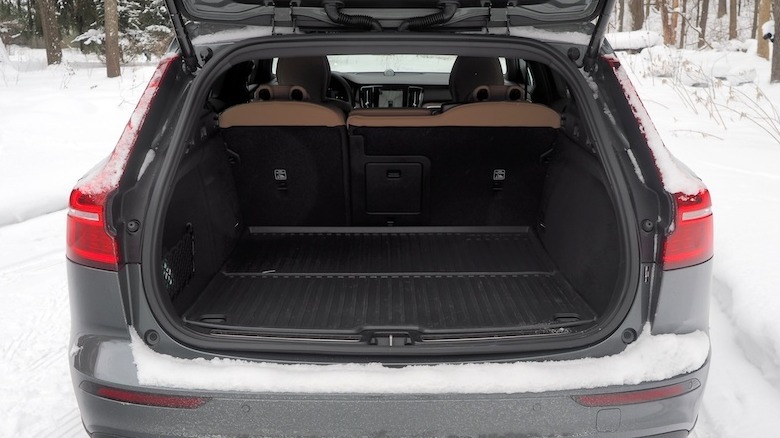 V60 Cross Country trunk open