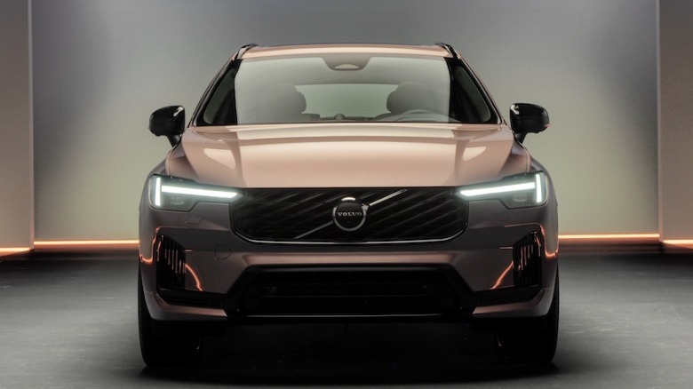 2028 XC60 front view