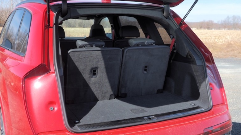 SQ7 trunk with third row seats up