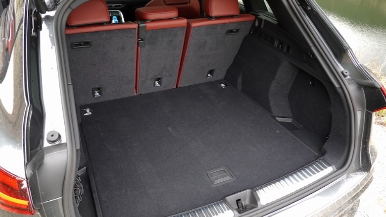 SQ5 trunk with rear bench upright