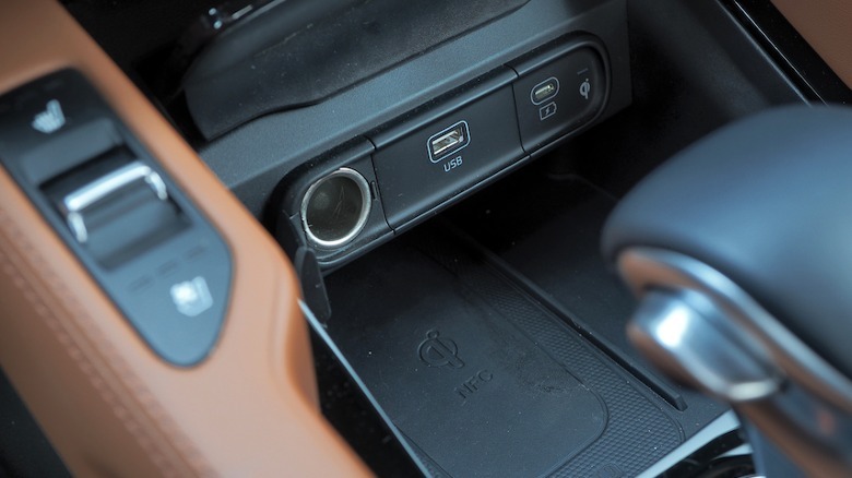 Telluride Qi charging pad and USB ports