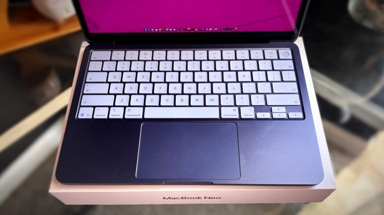 Tampilan keyboard MacBook Neo dari atas ke bawah