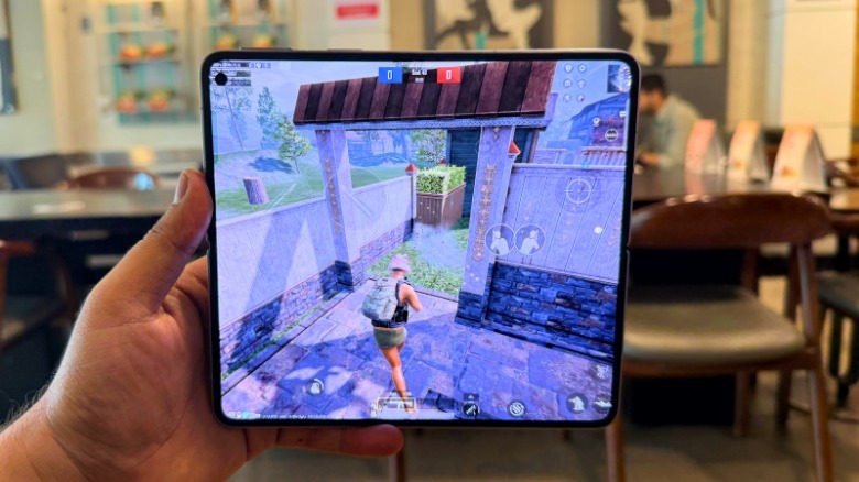 Playing PUBG on Oppo Find N5.