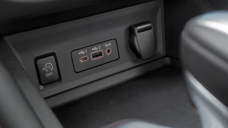 2025 Puertos de carga de Nissan Sentra