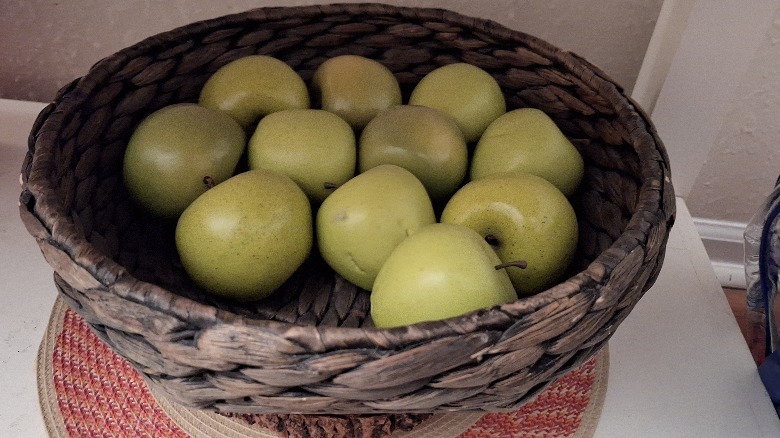 Foto Lowlight de maçãs em uma cesta