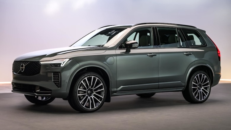 2028 Volvo XC90 T8 AWD PHEV front 3/4 view