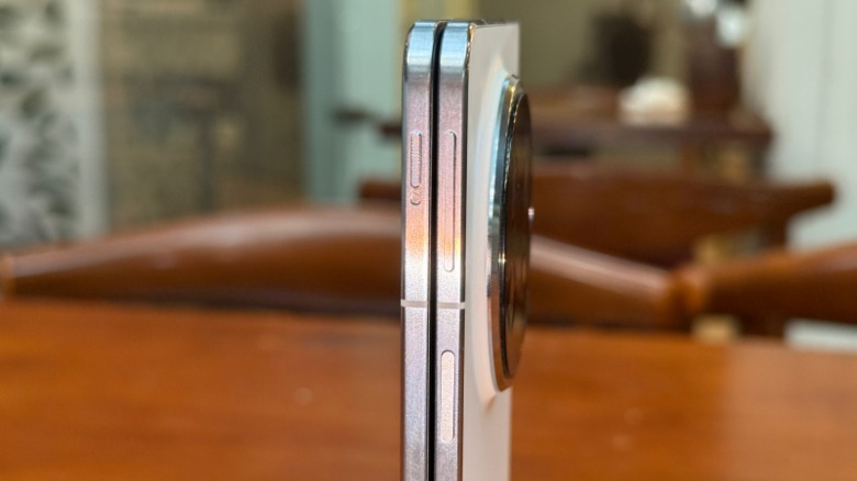 Side profile of Oppo Find N5.