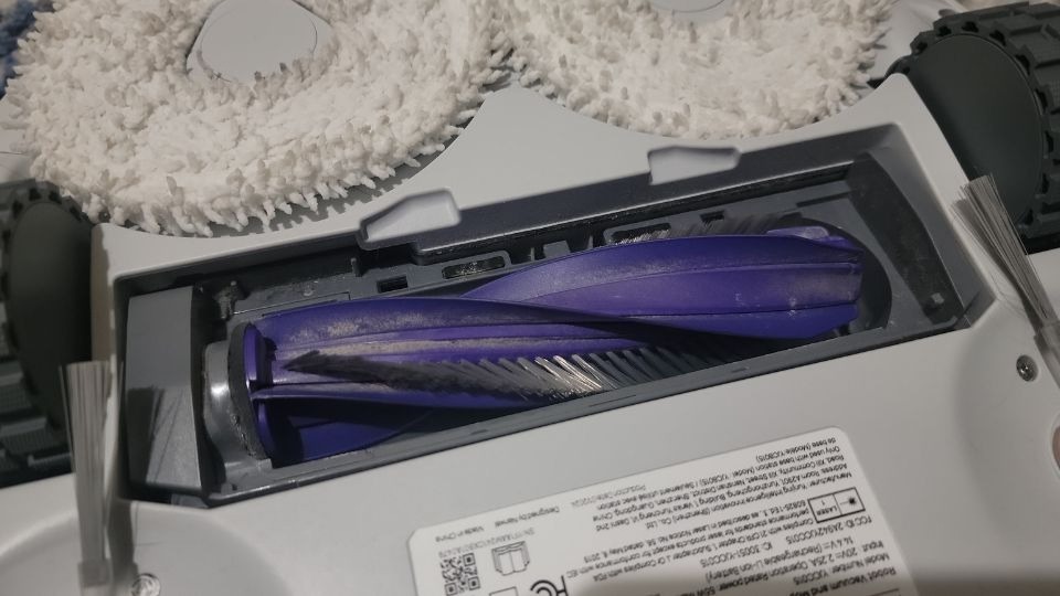 narwal freo x ultra tangle-free brush after vacuuming