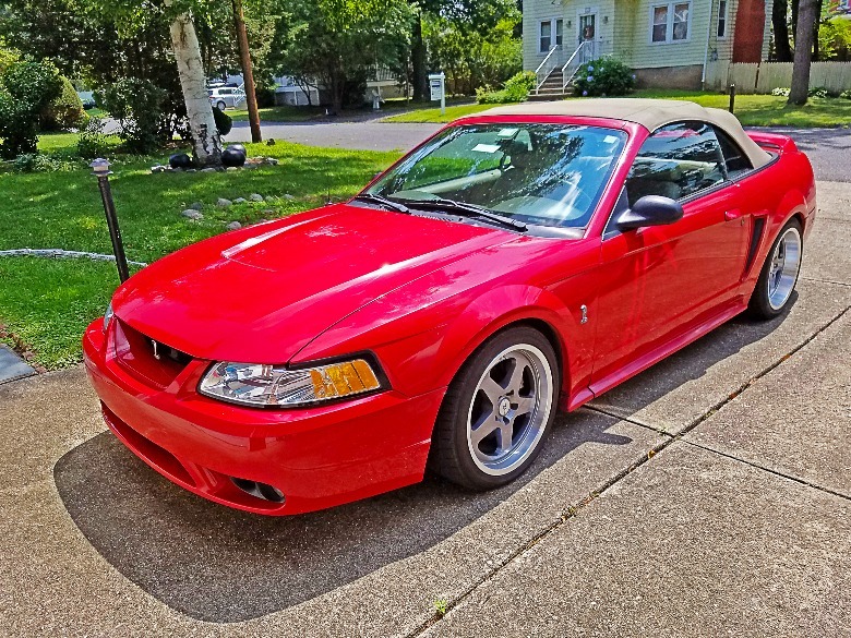 1999 Ford Mustang Cobra SN95 estacionado camino de entrada