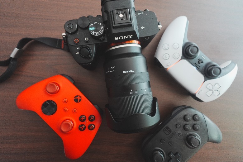 Foto da câmera Sony e controladores de jogos