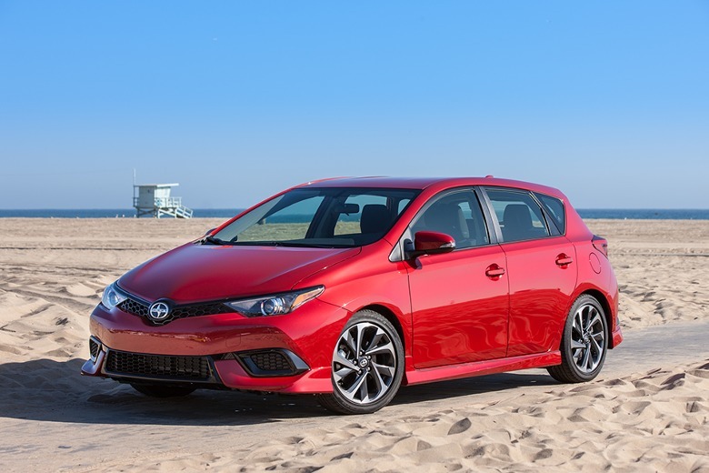 2016 Scion iM estacionado na praia
