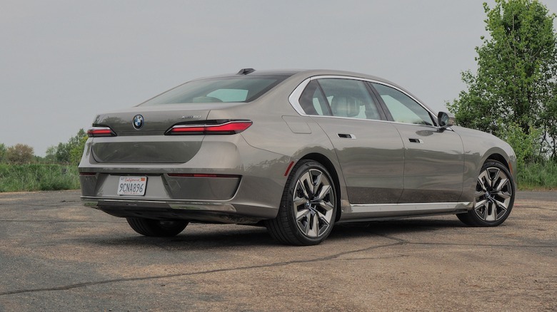 BMW i7 lado do passageiro traseiro
