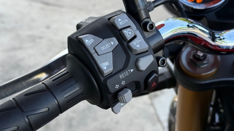 Kawasaki Z900RS handlebar controls