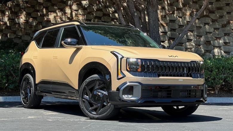 2027 Kia Seltos front 3/4