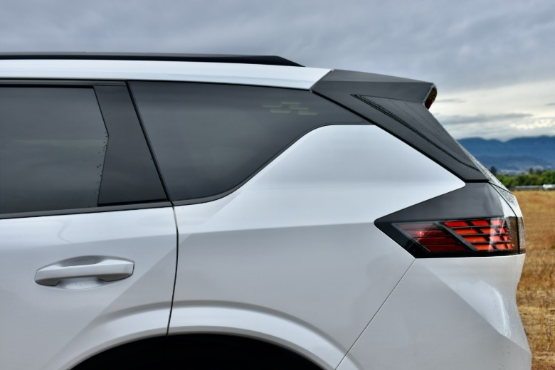2027 Rogue rear glass detail