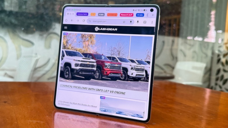 Reading website on the Oppo Find N5.