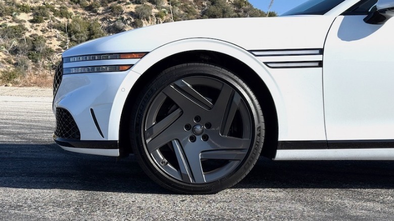 2026 Genesis G90 Prestige Black front wheel