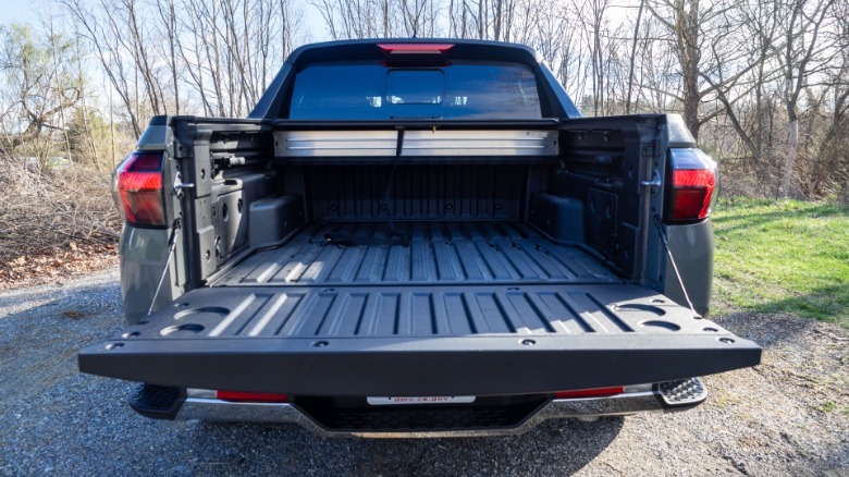 2026 Hyundai Santa Cruz bed with tailgate down and tonneau cover open