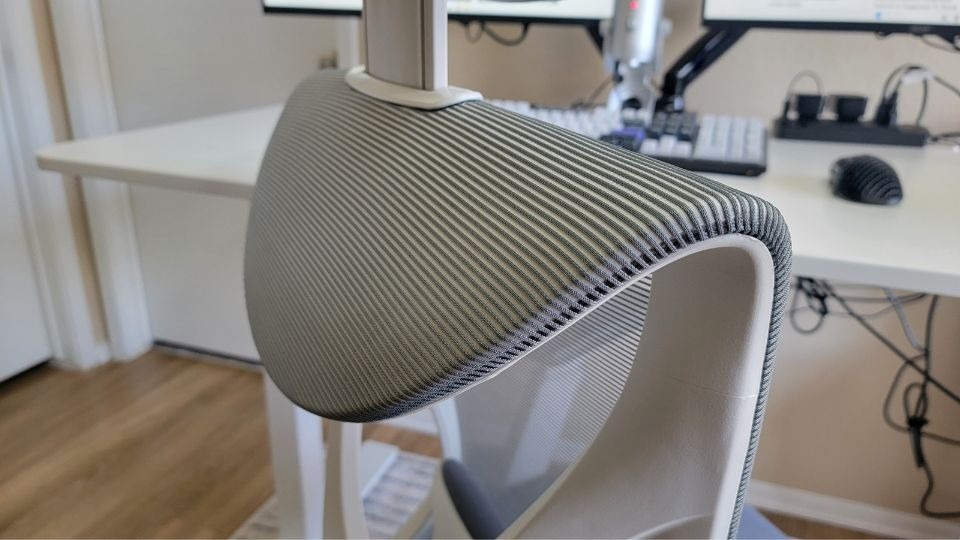 protective fin on autonomous ergochair curve