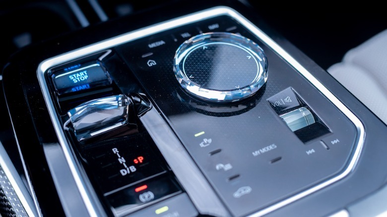 BMW i7 controls
