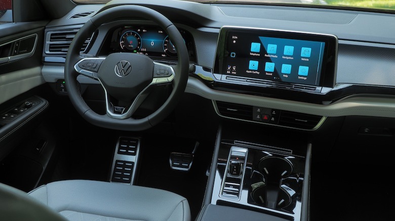 Atlas Cross Sport dashboard