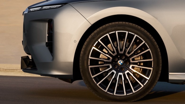2027 BMW 7 Series front wheel