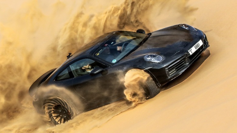 Porsche 911 dakar in sand