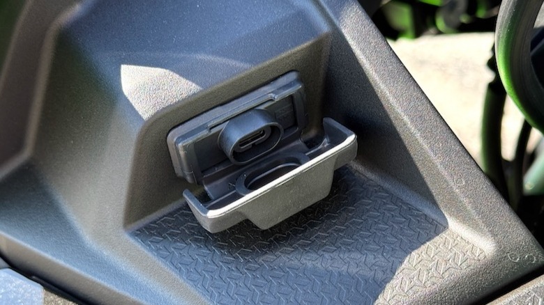 Kawasaki Ninja 500 USB-C port