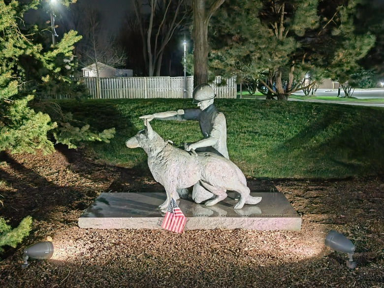 Estátua de homem e cachorro