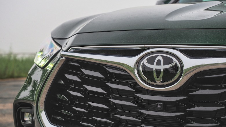 Highlander grille and Toyota badge