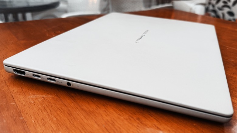 Port selection on the Asus ZenBook A14.