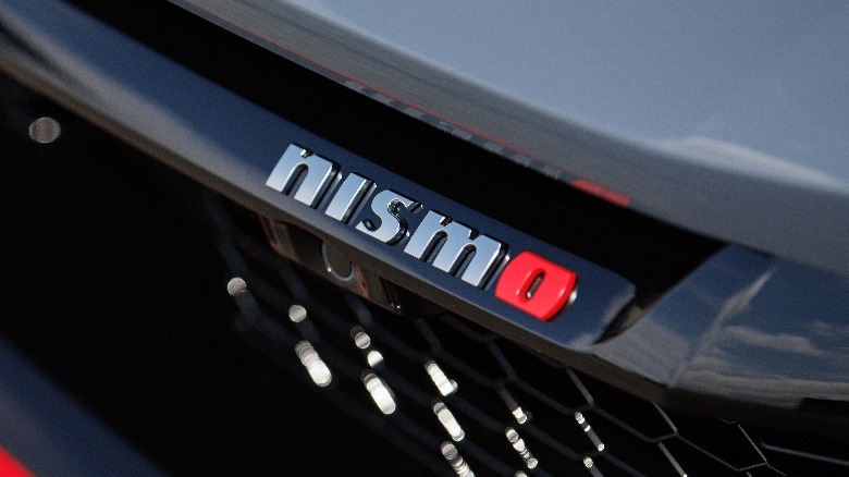 distintivo nissan z nismo