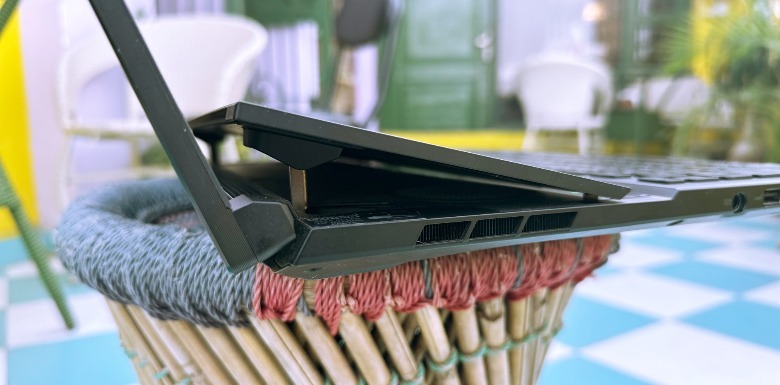 Lifting hinge mechanism of Asus ROG Zephyrus Duo 16