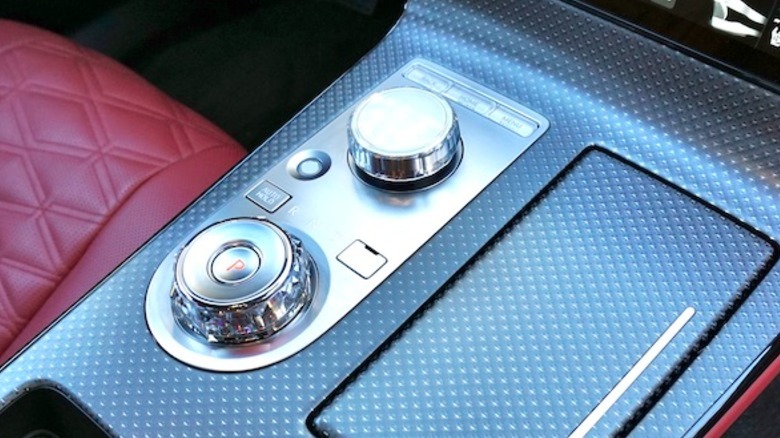 2025 Genesis G80 center console