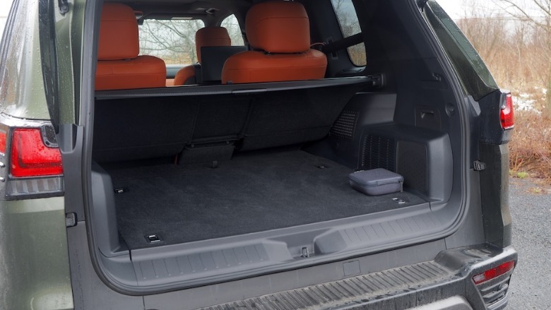 LX 700h Ultra Luxury trunk